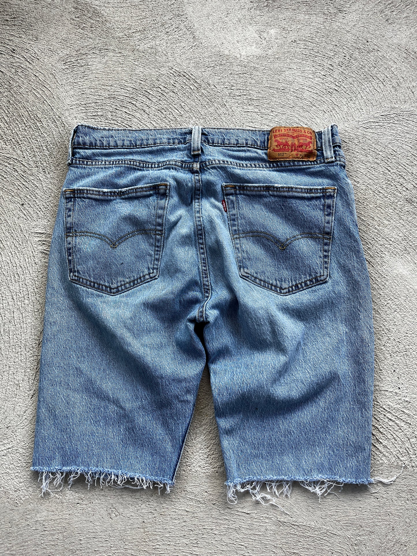 jorts levis -voir grandeur dans les photos